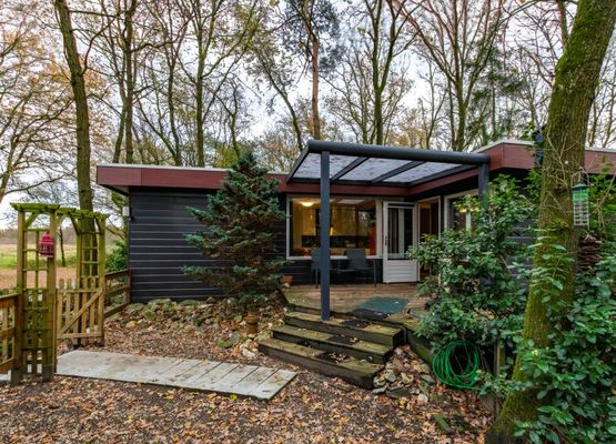 schönes Haus im Wald, mit einer schönen Veranda und Sauna